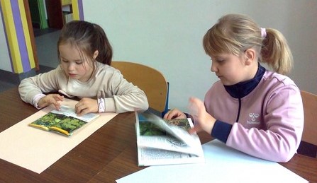 Dziewczynki wyszukują zdjęcia jesiennych drzew 1