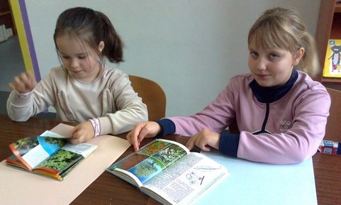 Dziewczynki wyszukują zdjęcia jesiennych drzew 2