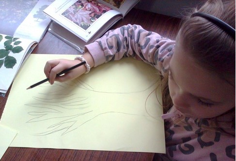 Dziewczynka rysuje drzewo