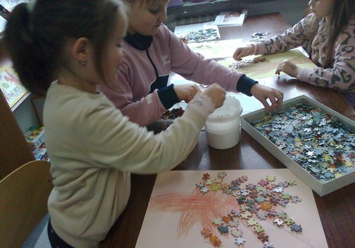 Dziewczynki naklejają puzzle 2