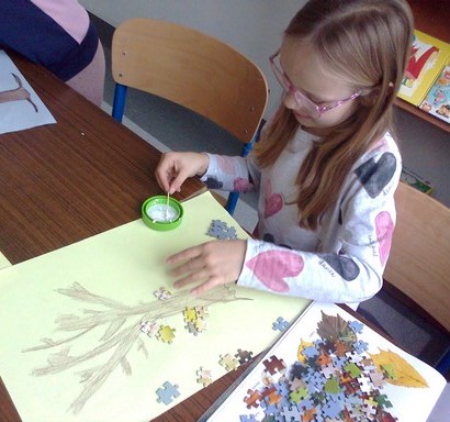 Dziewczynka nakleja puzzle 2