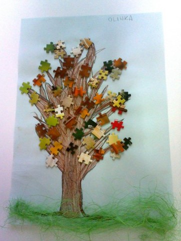 Praca przedstawiająca drzewo z puzzli 2