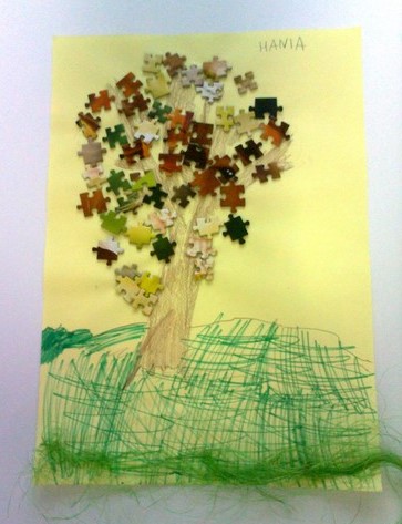 Praca przedstawiająca drzewo z puzzli 4