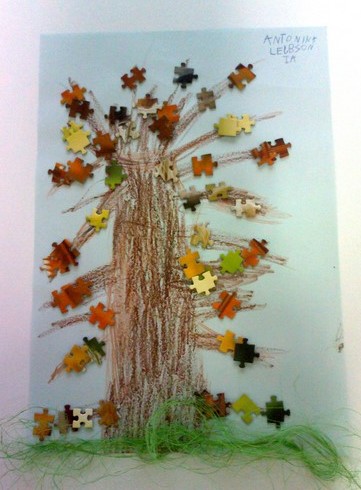 Praca przedstawiająca drzewo z puzzli 5