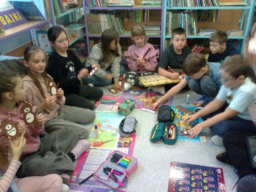 Dzieci z klasy 3c pracują nad misiami