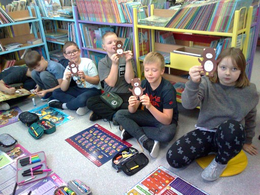 Dzieci z klasy 3c prezentują wykonane przez siebie misie