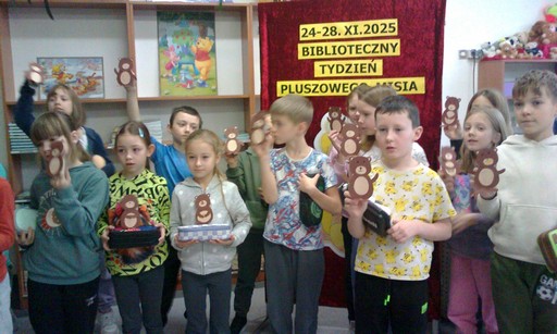 Uczniowie klasy 2b z wykonanymi przez siebie misiami