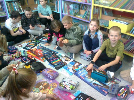 Dzieci z klasy 3b wykonują misie 2