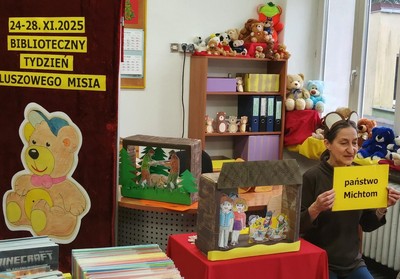 Pani z biblioteki prezentuje teatrzyk o pluszowym misiu 1