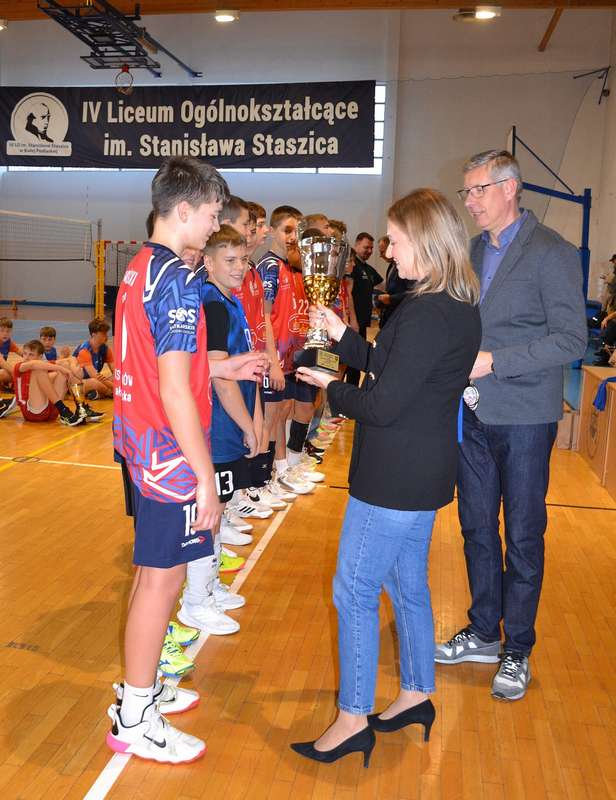 Puchar otrzymują srebrni medaliści Festiwalu Piłki Siatkowej