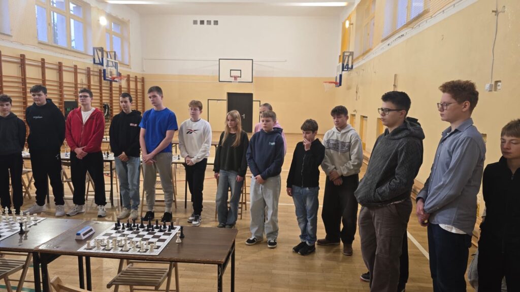 Reprezentanci Szkół i Nasi uczniowie podczas otwarcia zawodów w szachy.