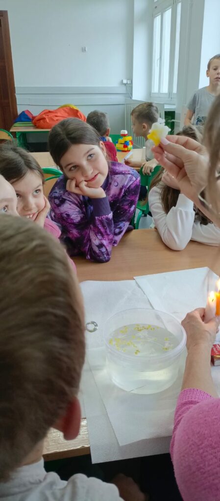   Dzieci odczytują znaczenie powstałych kształtów