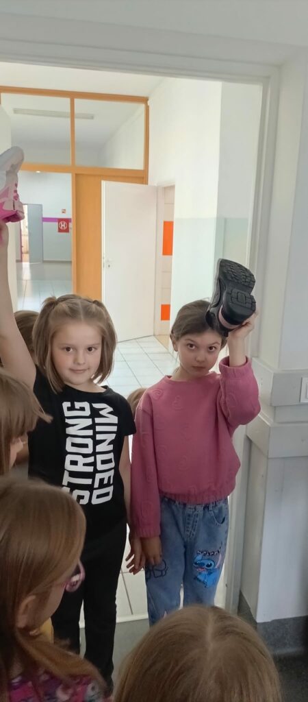 Zwyciężczynie zabawy w wyścig butów