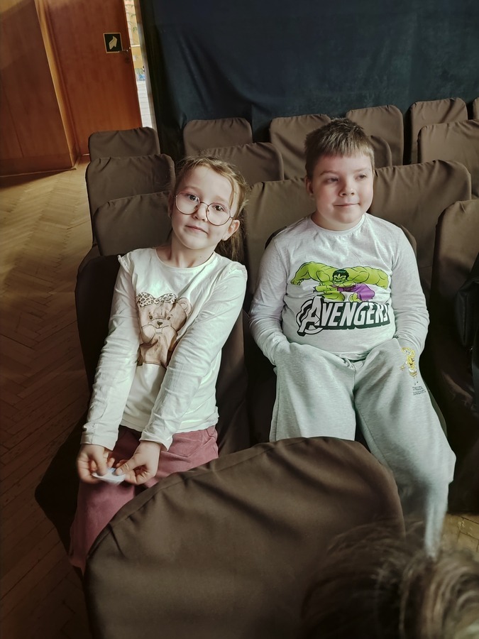 dzieci oglądają koncert