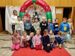 grupa liski stoi przed salą widowiskową