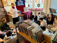 Pani z biblioteki i uczniowie podczas  spotkania