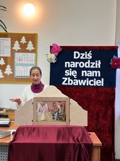 Pani z biblioteki prezentuje teatrzyk kamishibai