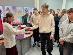 Uczniowie otrzymują pamiątkowe gwiazdki