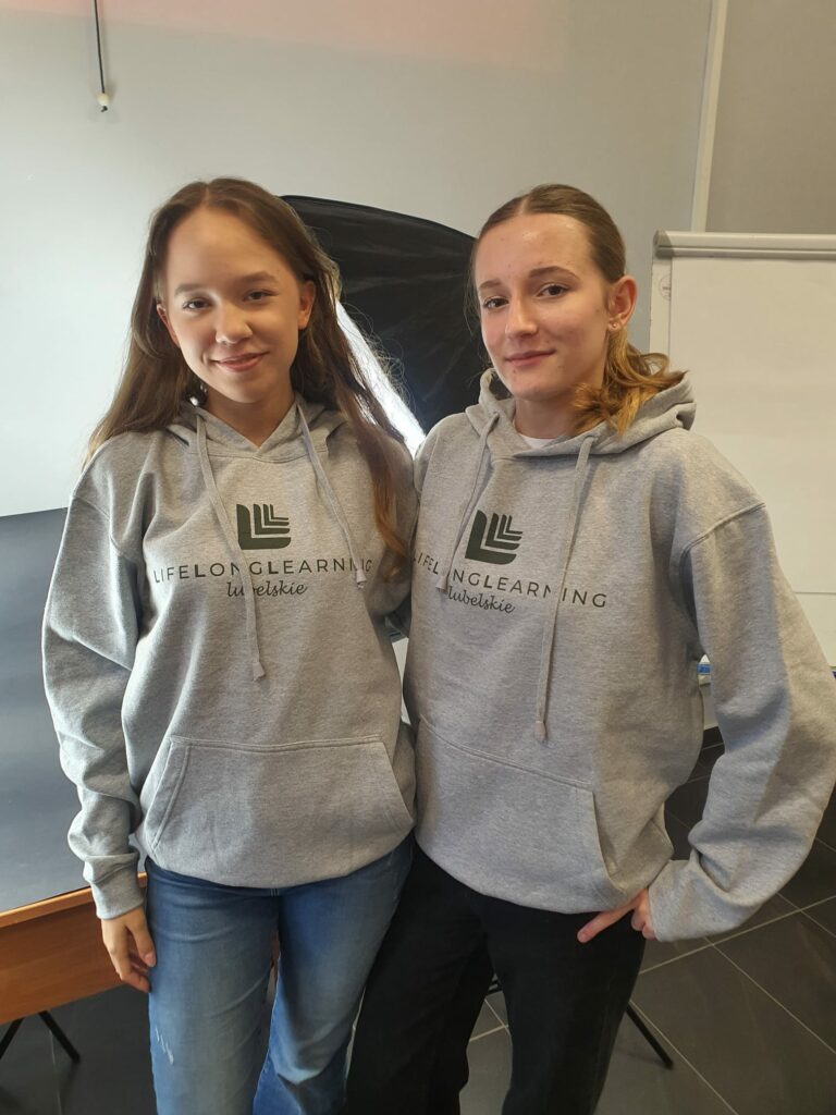 2 dziewczyny w szarych bluzach z napisem lifelong learning lubelskie