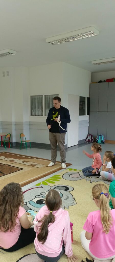 Prowadzący demonstruje egzotycznego węża