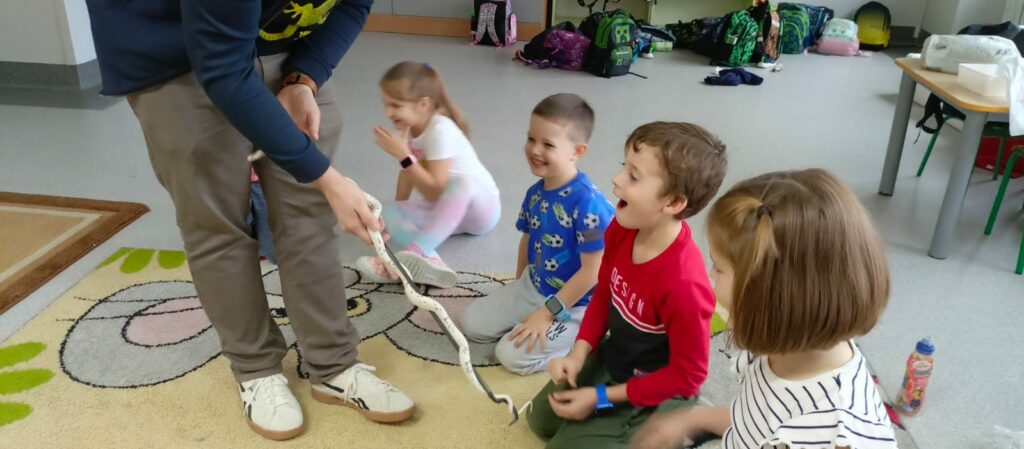 Uczniowie oglądają gada