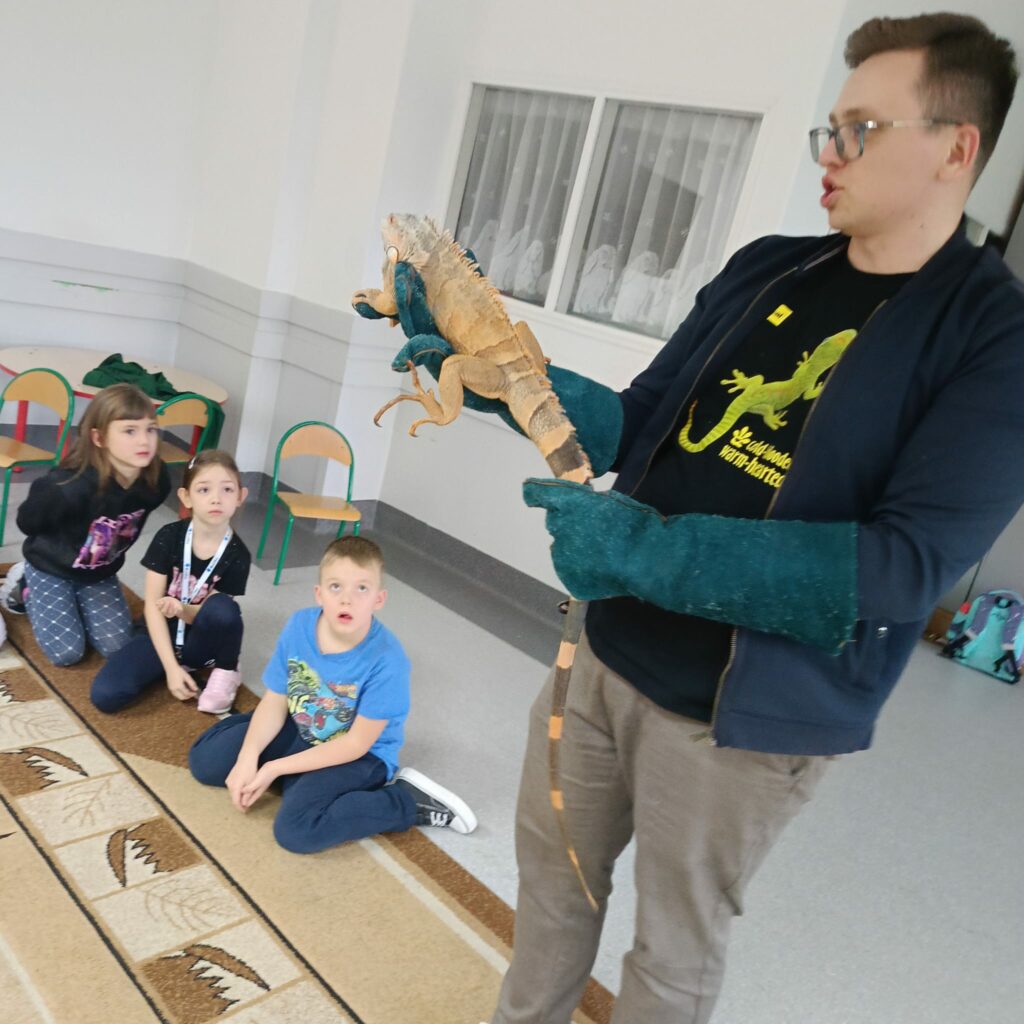 Prowadzący demonstruje jaszczurkę