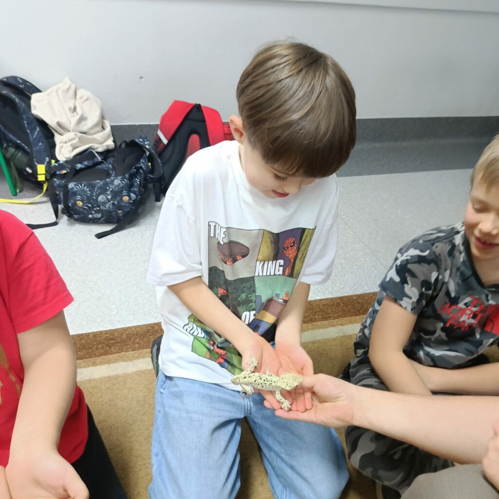 Uczeń trzyma w rękach gada