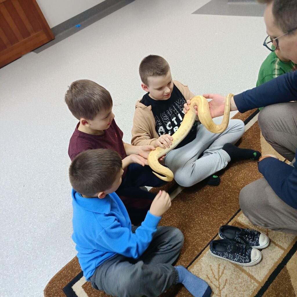 Uczniowie z wężem