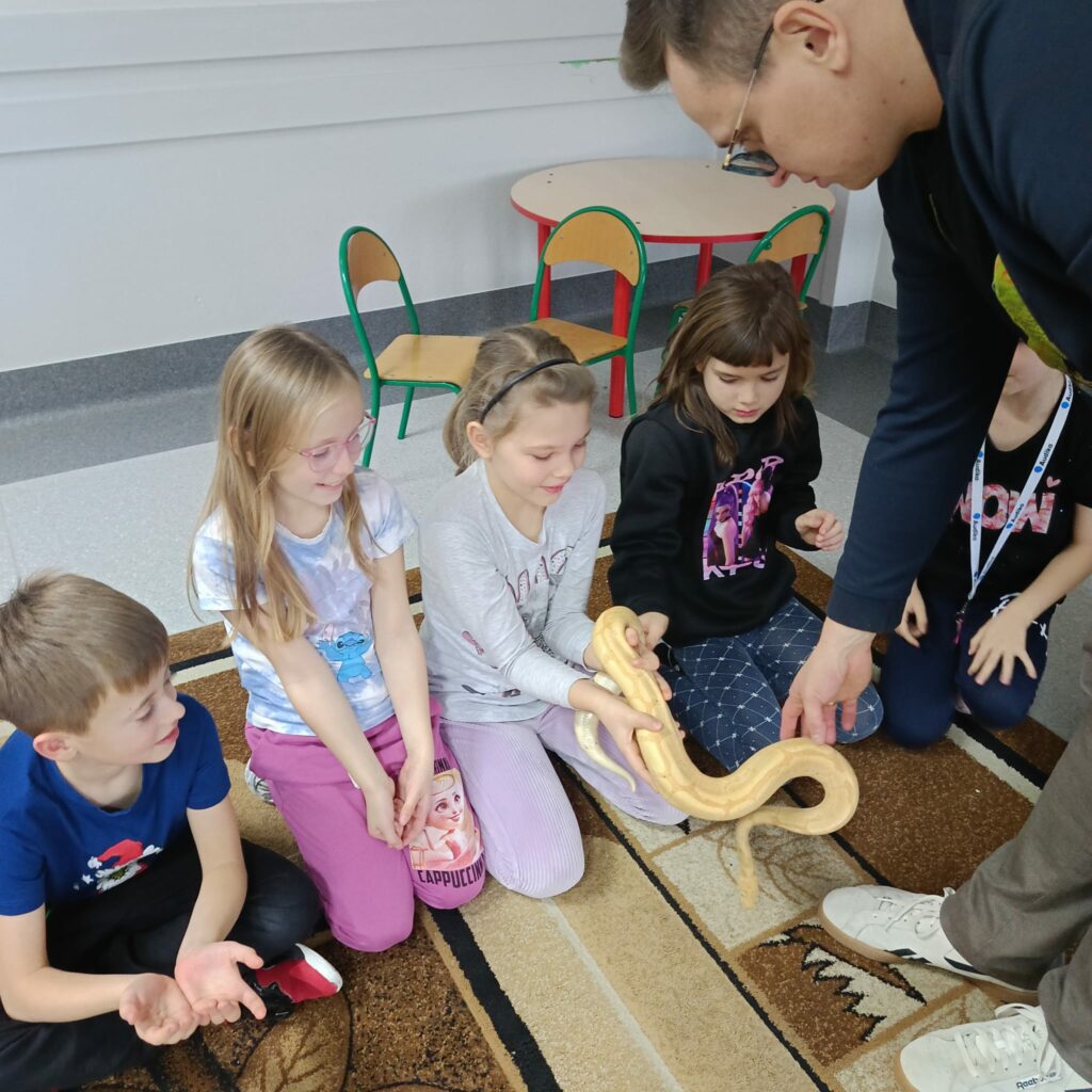 Uczniowie z wężem