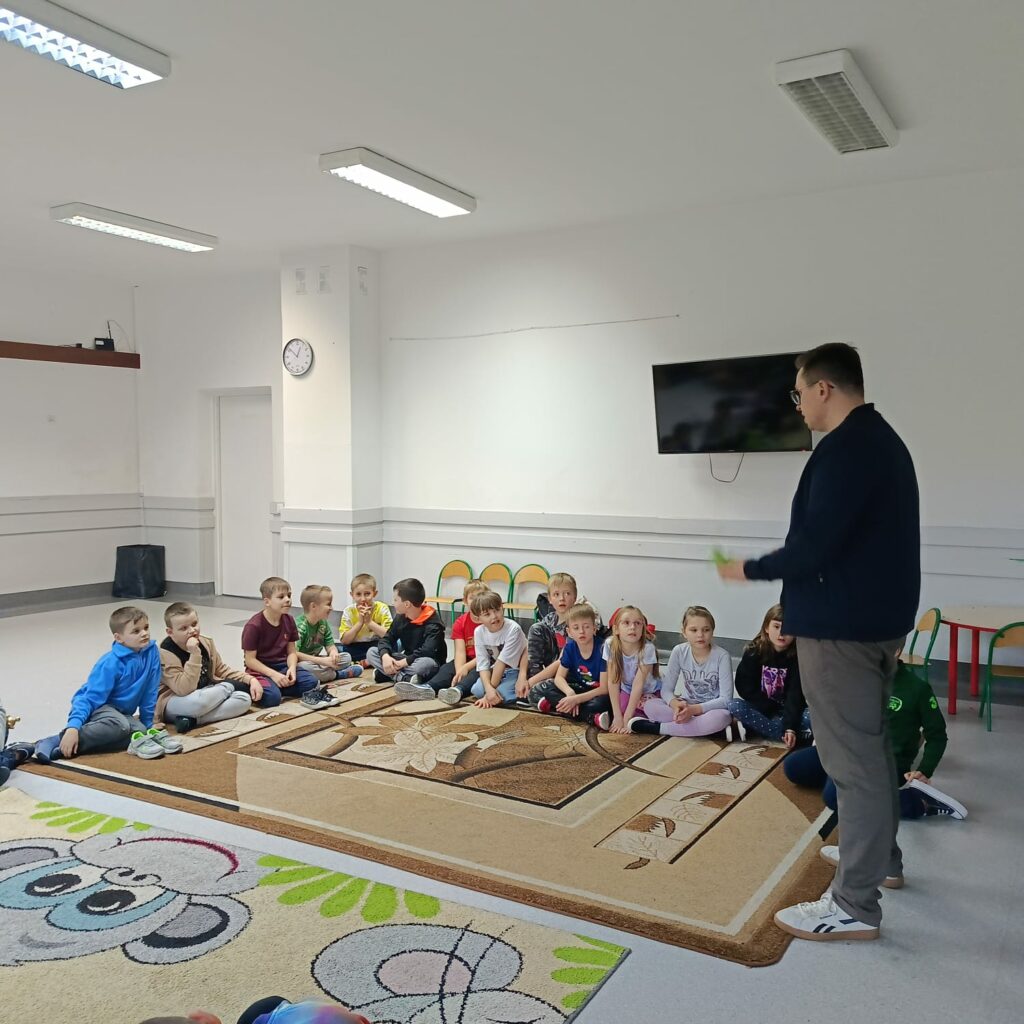 Uczniowie słuchają wykładu zootechnika