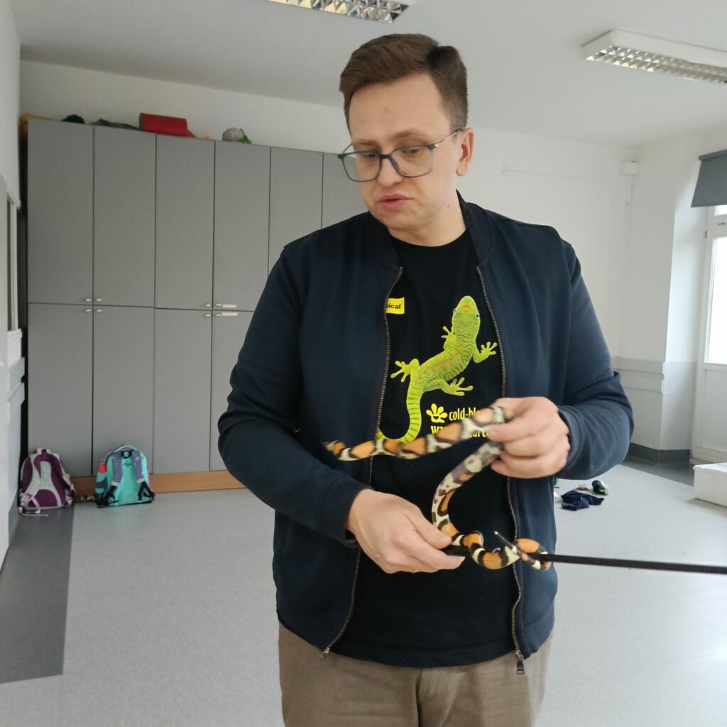  Prowadzący demonstruje gada