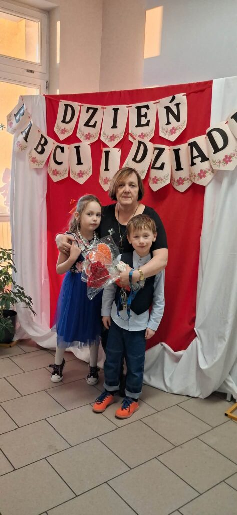 Pamiątkowe zdjęcie z uroczystości. 