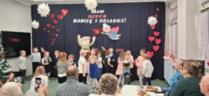 Występ dzieci z okazji Dnia Babci i Dziadka.