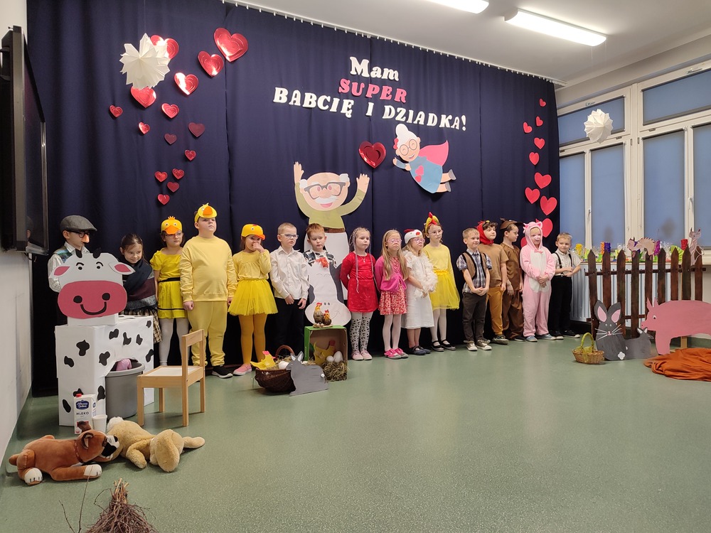 dzieci występują na farmie