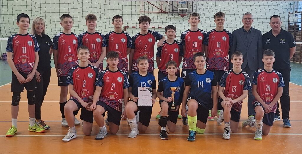 Mistrzowie miasta i rejonu w siatkówce chłopców.