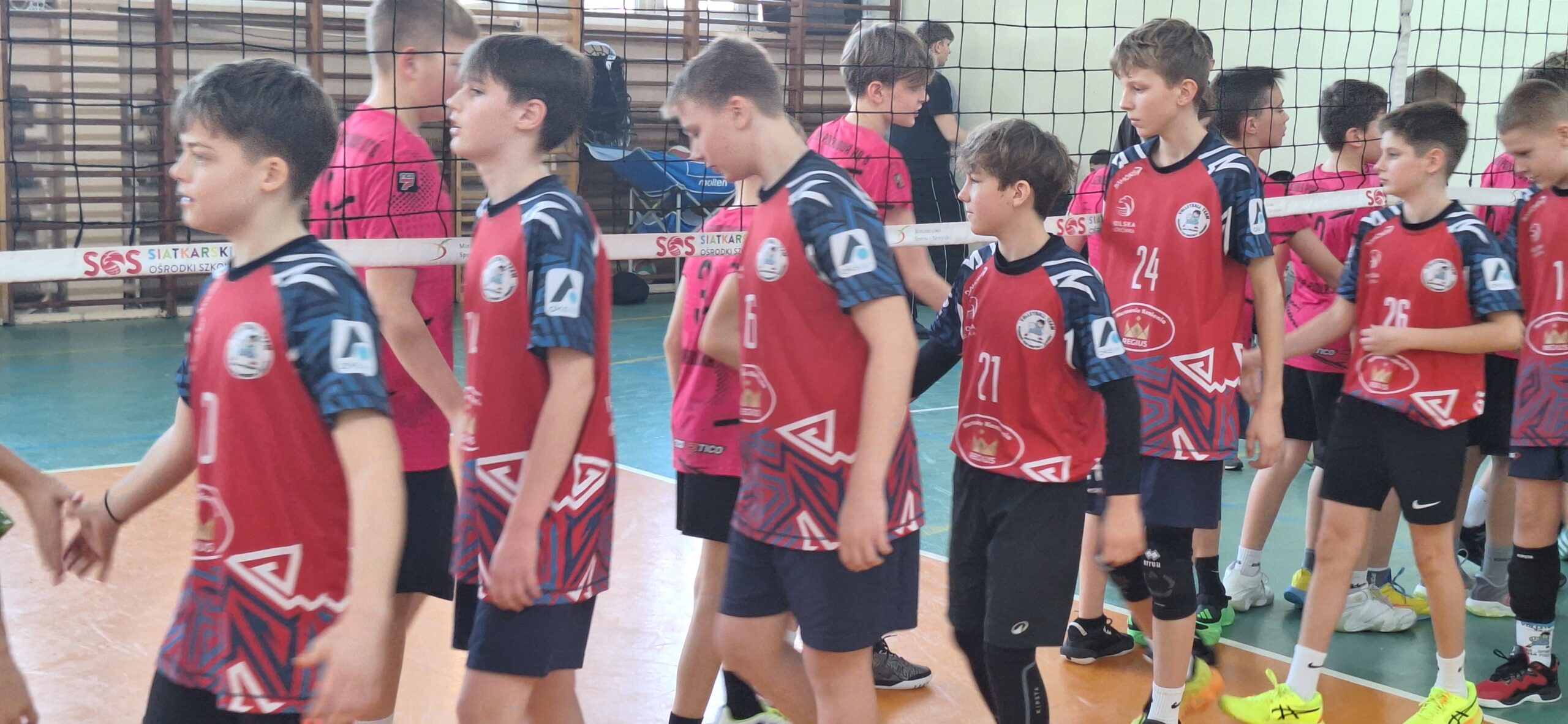 zawodnicy dziękują sobie po meczu.