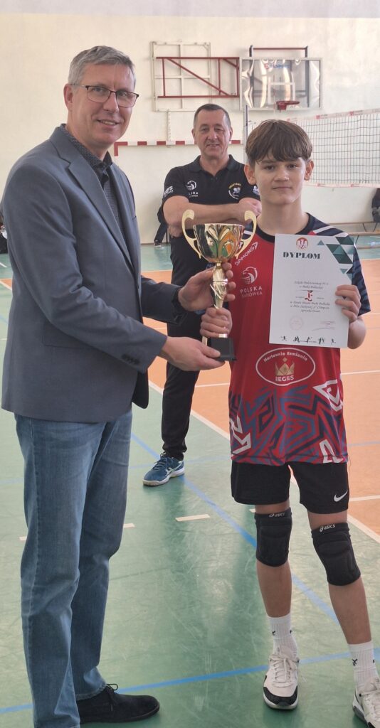 Dyrektor szkoły wręcza puchar i dyplom kapitanowi naszej drużyny.