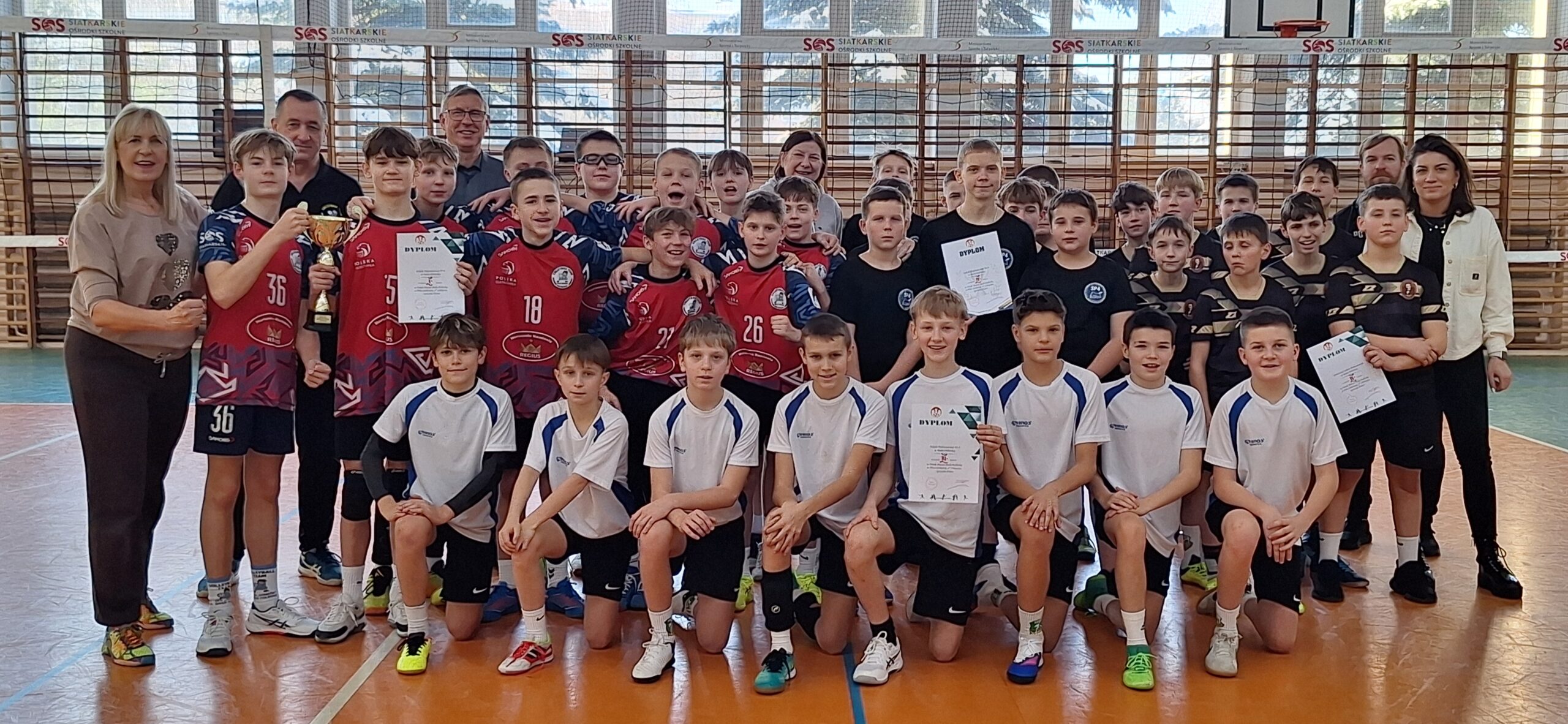 Uczestnicy miejskich zawodów w mini siatkówce chłopców