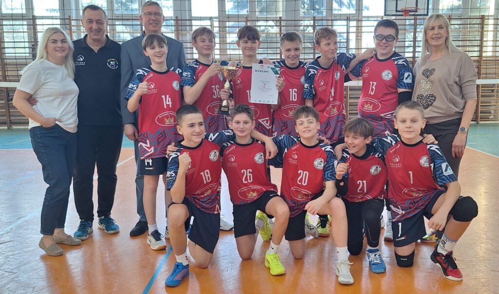 Reprezentacja szkoły chłopców w mini siatkówce.