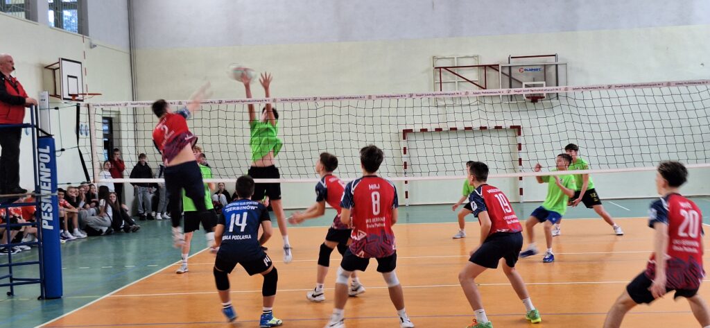 Skuteczny atak Adama w boisko przeciwnika.