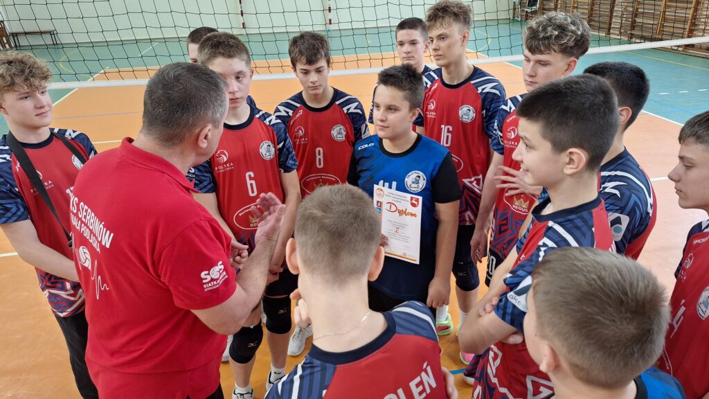 Trener udziela zawodnikom cennych wskazówek podczas meczu.