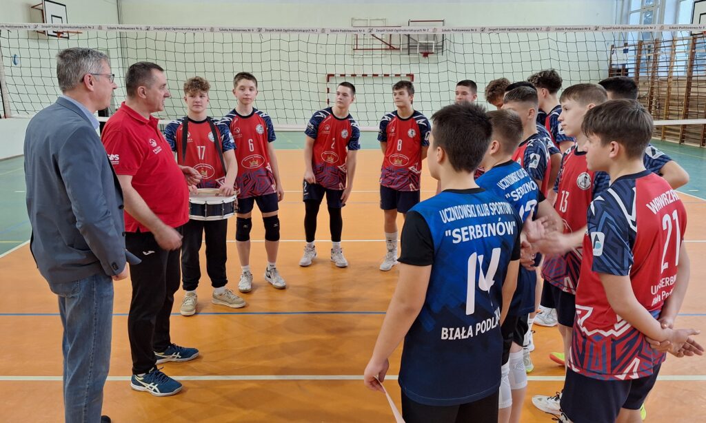 Dyrektor szkoły gratuluje zwycięstwa.