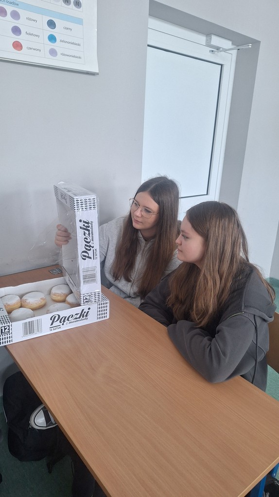 Uczennice podczas zajęć.