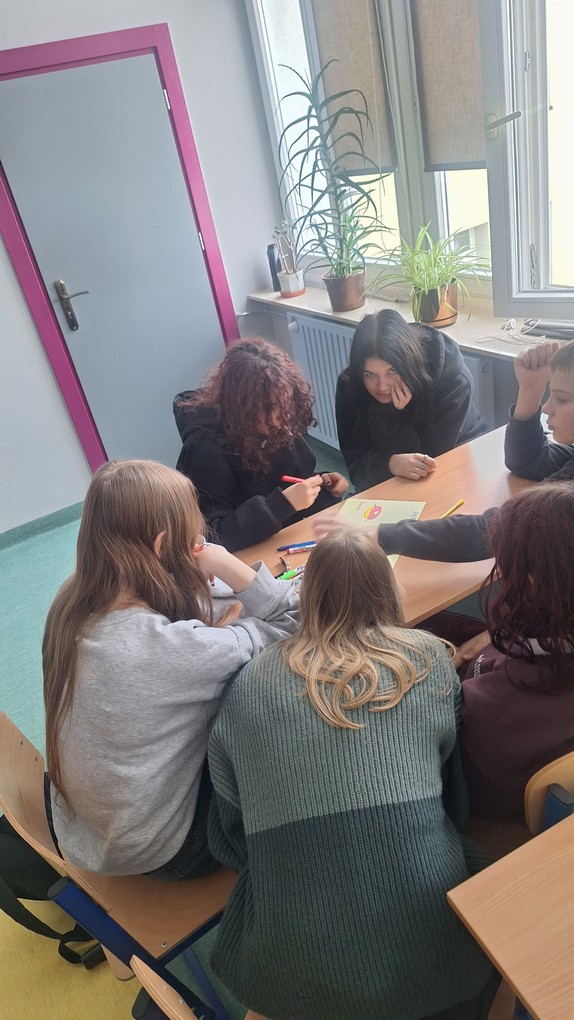 Uczniowie wykonują plakat.