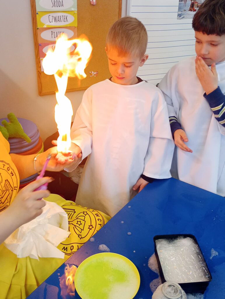 Doświadczenie z ogniem na reku.