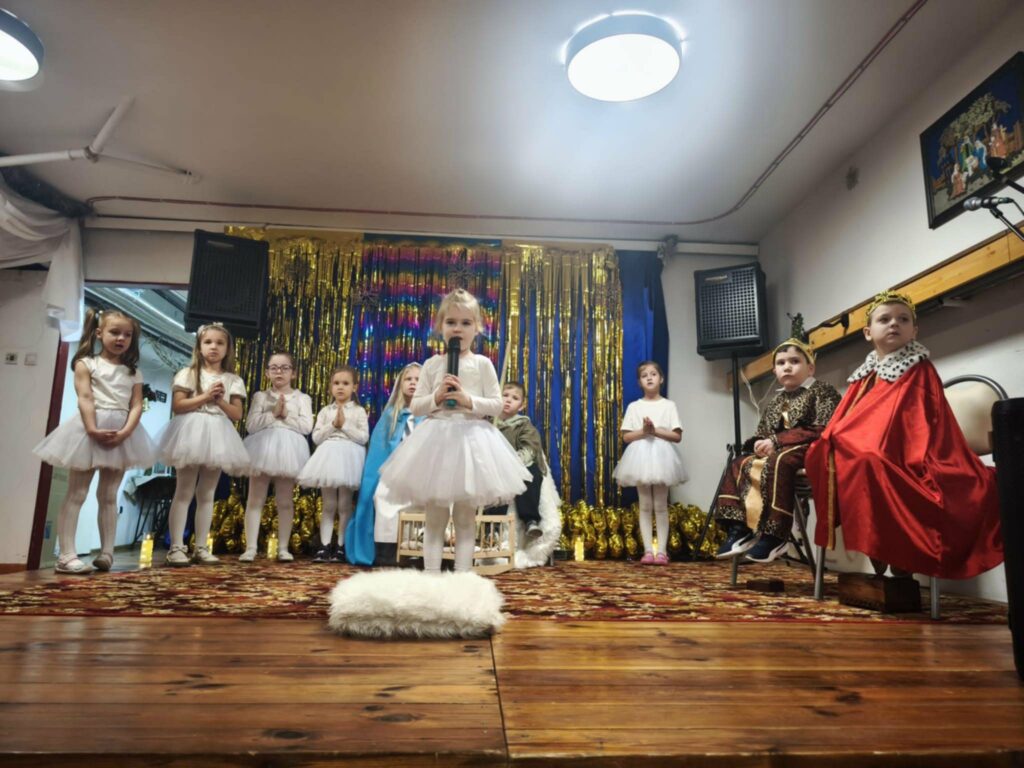 Dziewczynka mówi wierszyk.