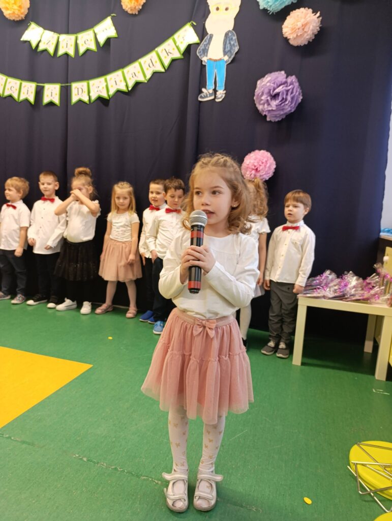 Michalina mówi wierszyk.