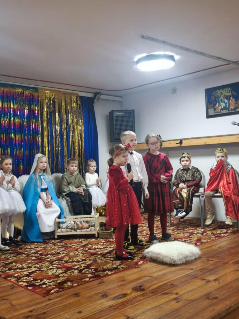 Dzieci mówią swoją rolę.