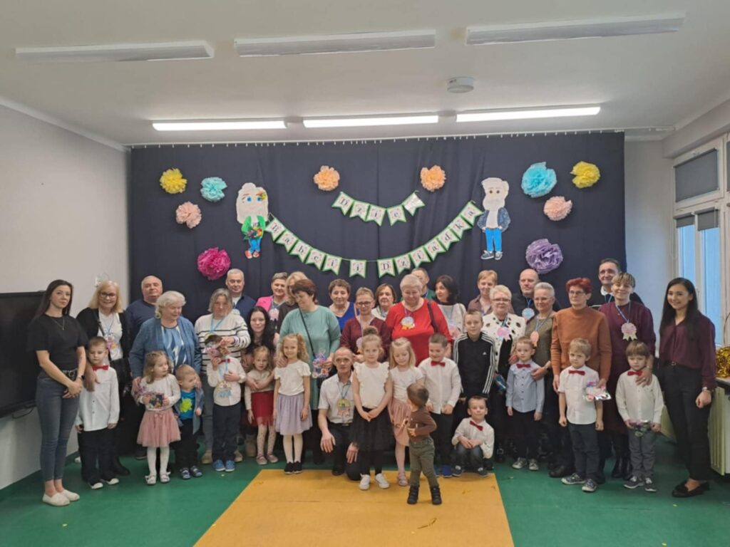 Zdjęcie grupowe po części artystycznej.