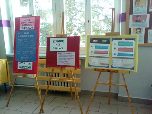 Tablice informacyjne na korytarzu szkolnym